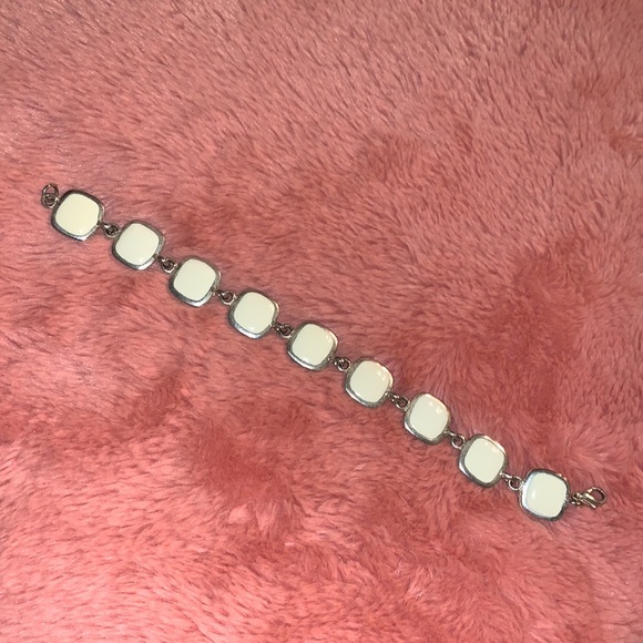 Reversible Black or White Bracelet - Picture 6 of 6